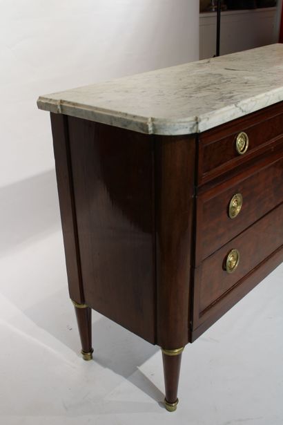 Elegant chest of drawers built in oak and...