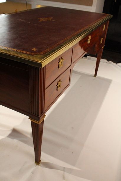 Mahogany and mahogany veneer flat desk 
It...