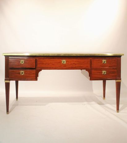 Mahogany and mahogany veneer flat desk 
It...