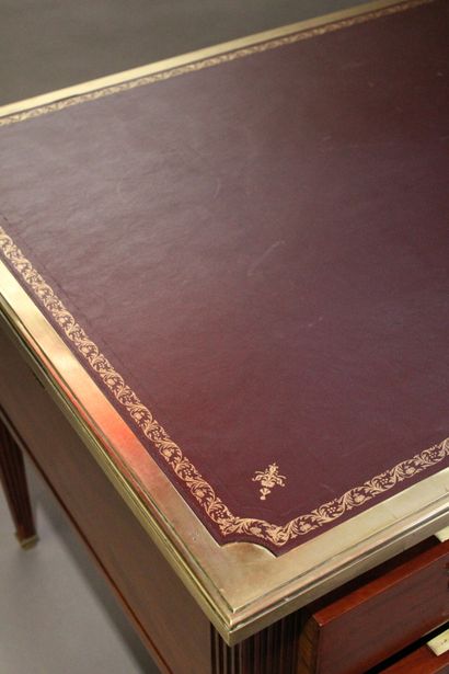Mahogany and mahogany veneer flat desk 
It...