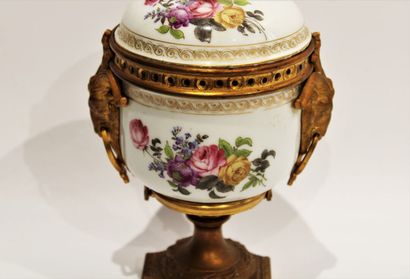 MEISSEN (in the taste of) 
Porcelain pot-pourrie...