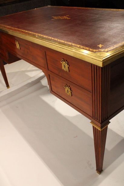 Mahogany and mahogany veneer flat desk 
It...