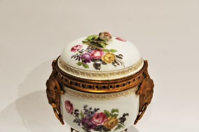 MEISSEN (in the taste of) 
Porcelain pot-pourrie...