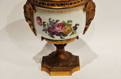 MEISSEN (in the taste of) 
Porcelain pot-pourrie...