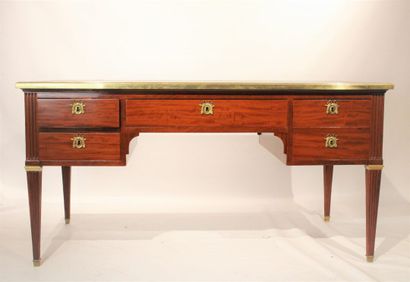 Mahogany and mahogany veneer flat desk 
It...