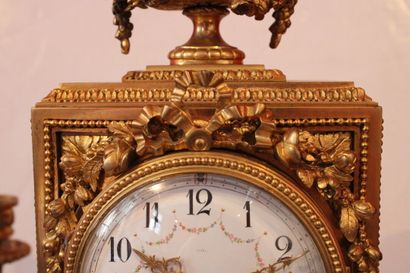 Portico clock in white marble, chiseled and...