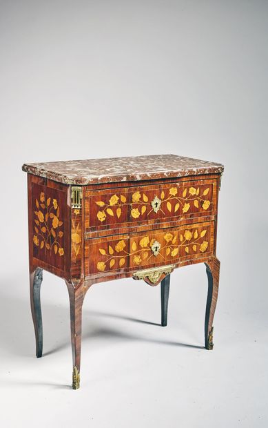 Small jumping chest of drawers with light...