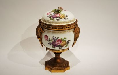 MEISSEN (in the taste of) 
Porcelain pot-pourrie...