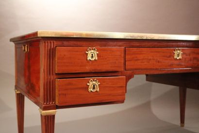 Mahogany and mahogany veneer flat desk 
It...