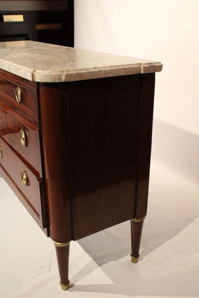 Elegant chest of drawers built in oak and...