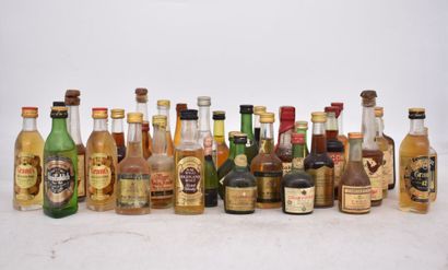 Assortiment de 37 mignonettes de spiritueux...