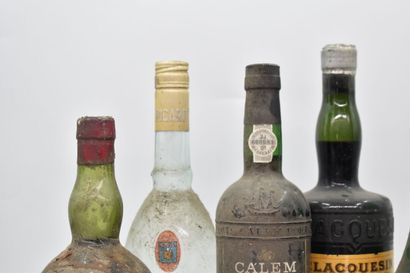 Assortiment de 7 bouteilles de spiritueux...