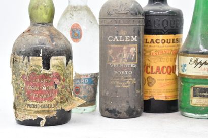 Assortiment de 7 bouteilles de spiritueux...