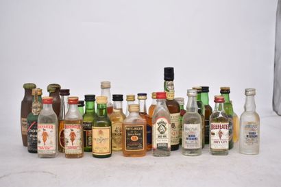 Assortiment de 25 mignonnettes de spiritueux...