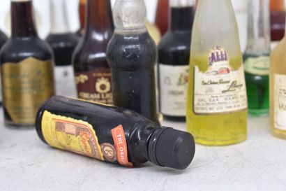 Assortiment de 35 mignonnettes de spiritueux...