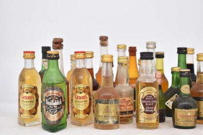 Assortiment de 37 mignonettes de spiritueux...