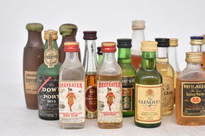Assortiment de 25 mignonnettes de spiritueux...