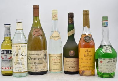 Assortiment de 7 bouteilles de spiritueux...