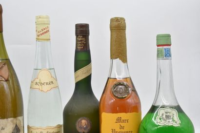 Assortiment de 7 bouteilles de spiritueux...