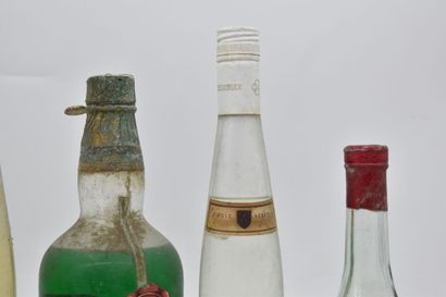 Assortiment de 5 bouteilles de spiritueux...
