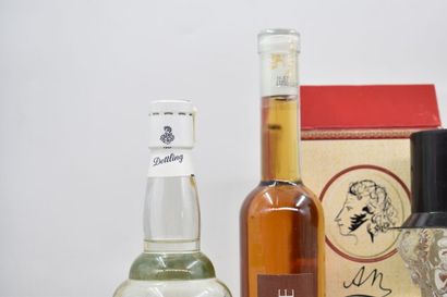 Assortiment de 4 bouteilles de spiritueux...