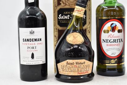 Assortiment de 4 bouteilles de spiritueux...