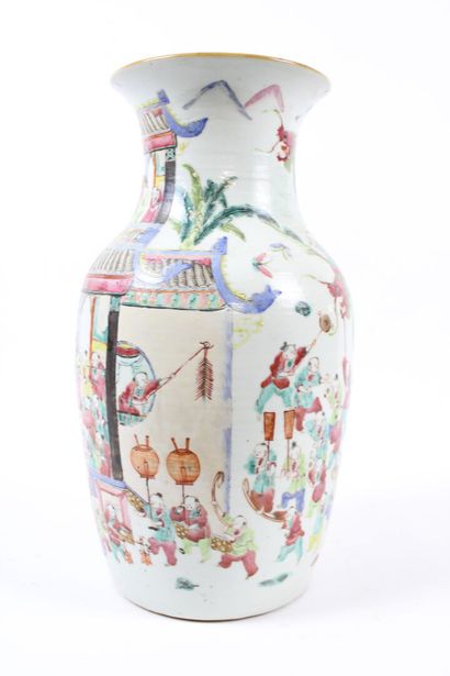 CHINE.
Vase à décor de scènes d'intérieur,...