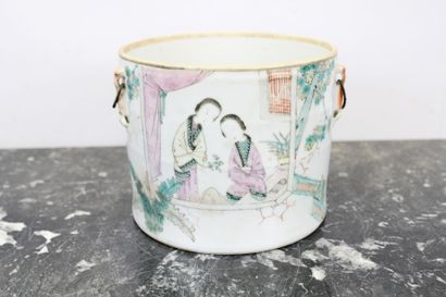 CHINE
Bouillon couvert en porcelaine de Chine...