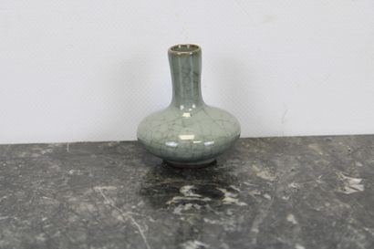 ASIE.
Petit vase en céramique émaillée céladon...
