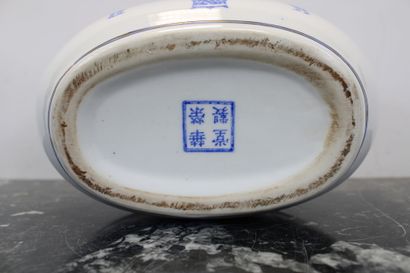 CHINE. Plat de service en faïence blanche...