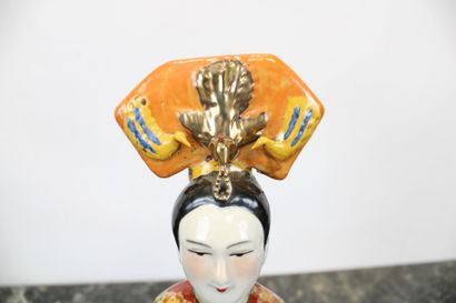 CHINE.
Impératrice, statuette en porcelaine...