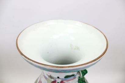 CHINE.
Importante paire de vases de la famille...