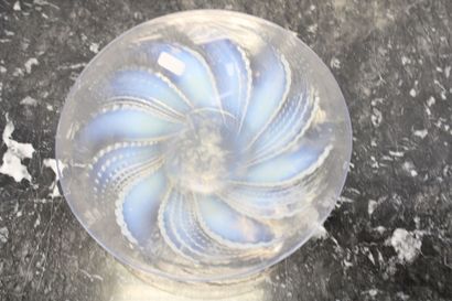 R LALIQUE. 
Vasque en cristal opalescent...