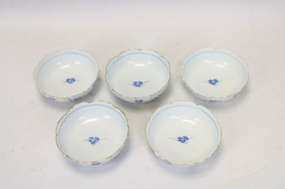 ASIE.
Ensemble de cinq bols en porcelaine...