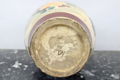 ASIE
Paire de grands vases en faïence polychrome...