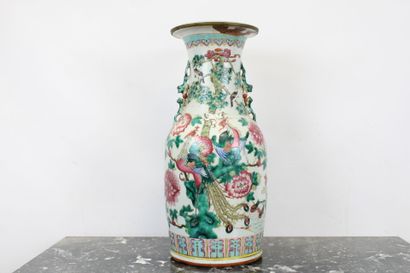 ASIE.
Vase en porcelaine émaillée polychrome...