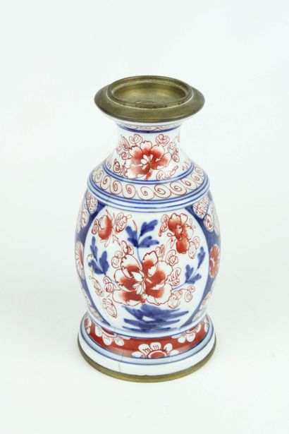 Paire de vases en porcelaine blanche à décor...