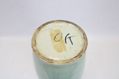 ASIE.
Vase en porcelaine émaillée bleu/blanc...