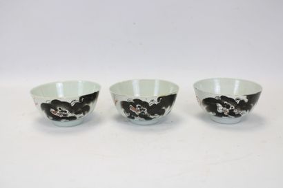 ASIE.
Ensemble de trois bols à riz en porcelaine...