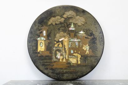 CHINE. 
Panneau de bois noirci et laqué doré...
