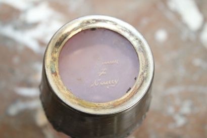 DAUM Nancy.
Petit vase rouleau en verre doublé...