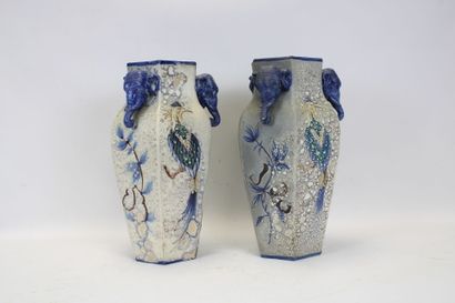 CHINE. 
Paire de vases hexagonaux en terre-cuite...