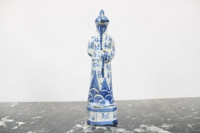 CHINE
Dignitaires mandarins, statues en porcelaine...