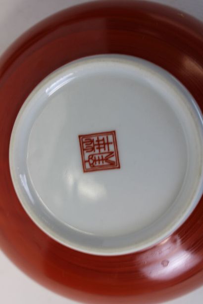 ASIE.
Ensemble de cinq bols en porcelaine...