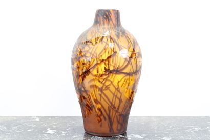 Important vase en verre orangé à décor de...