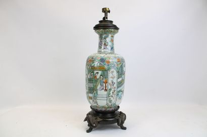 ASIE.
Vase monté en lampe à décor de scènes...
