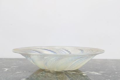 R LALIQUE. 
Vasque en cristal opalescent...