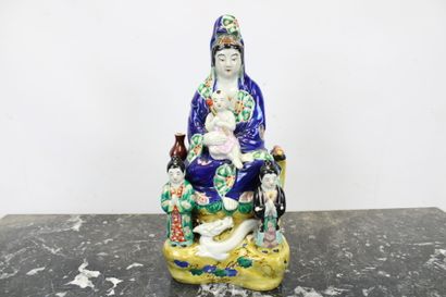 CHINE. 
Guanyin assise, statuette en porcelaine...