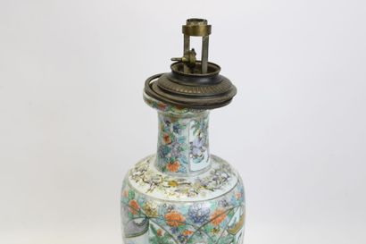 ASIE.
Vase monté en lampe à décor de scènes...