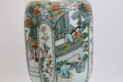 ASIE.
Vase monté en lampe à décor de scènes...